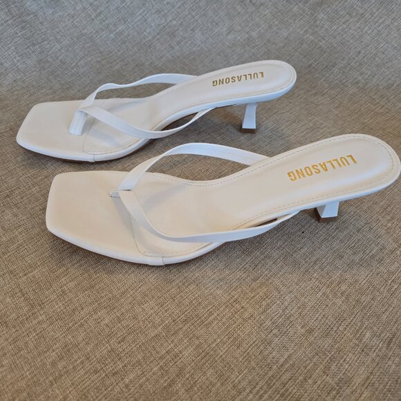 Women's White Thong Flip Flop Sandals with Kitten Heel, Size 9.5 - Picture 3 of 5